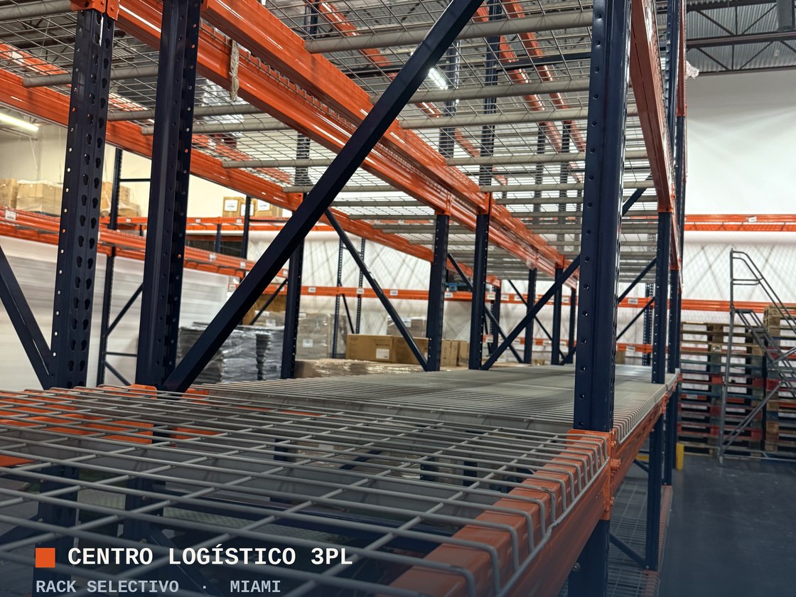 Centro logístico 3PL con rack selectivo en Miami